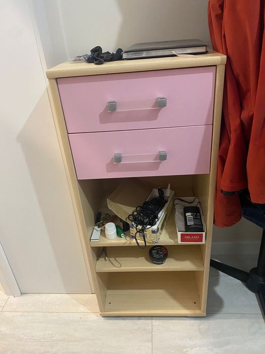 Розовый компактный комод