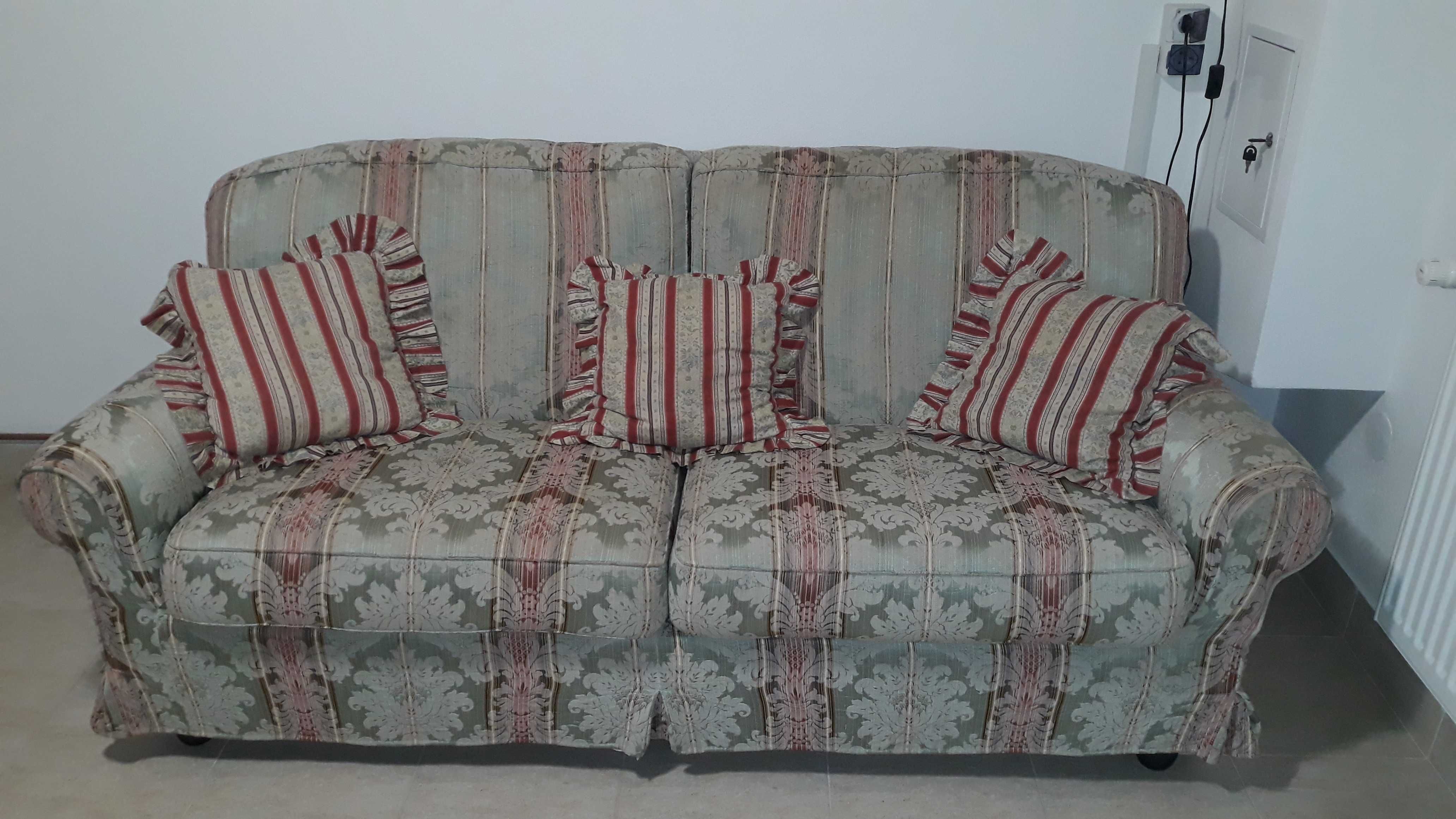 Canapea fixă, pentru 3 locuri, dimensiuni 195L×90l×80Îcm.