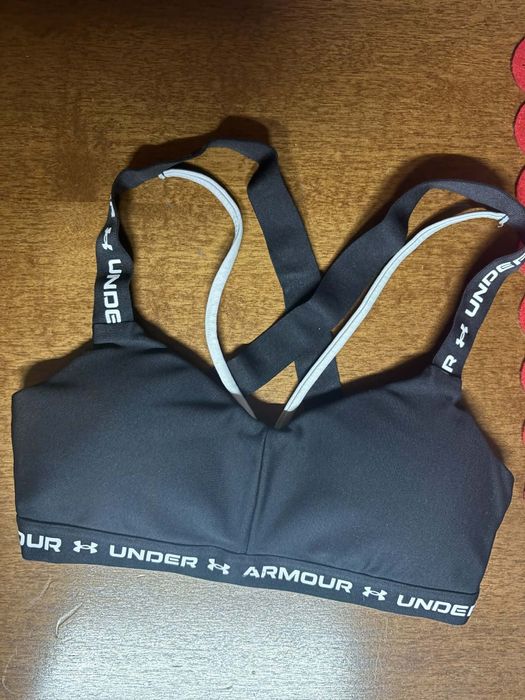 Продавам спортно бюстие Under Armour