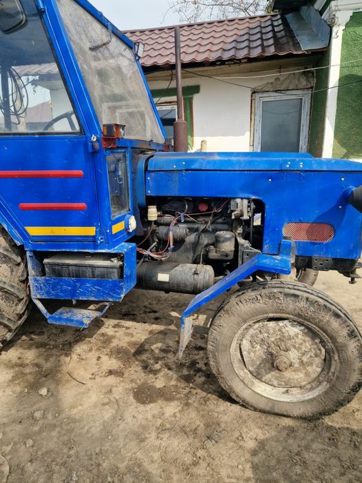 Vând tractor zetor tractorul merge foarte bn se poate proba