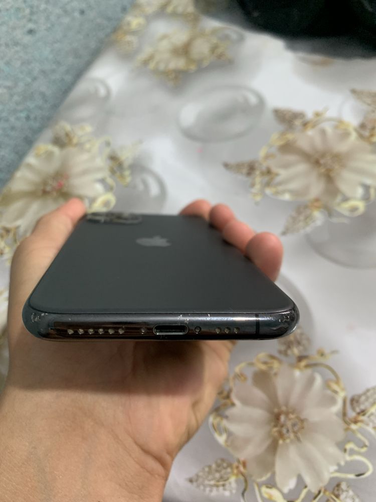 iPhone 11. 64 GB
