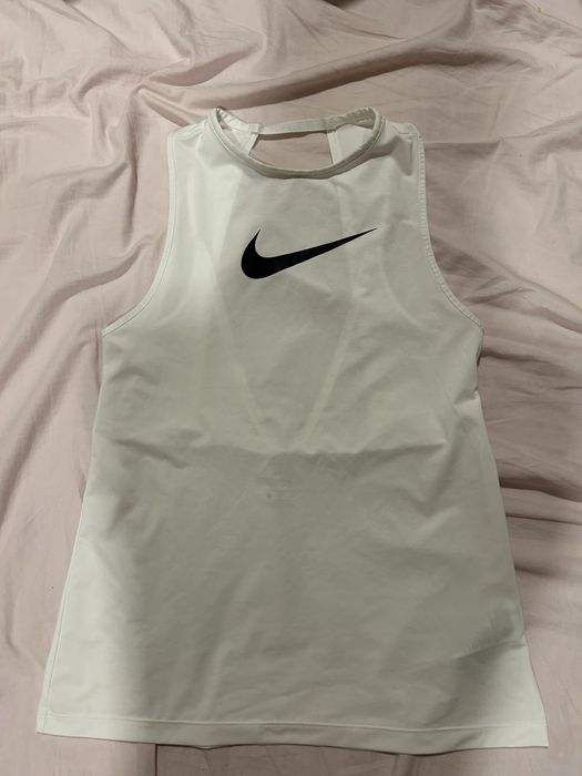 Дамски спортен потник Nike с гола част отзад на гърба