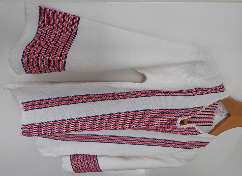 Бяла блуза с шевица и клош ръкави