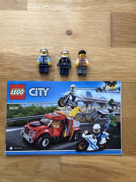 Lego City Police 60137 Cazul “Camionul de remorcare”
