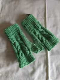 Ръкавици без пръсти, подходящи  за зимните студове.