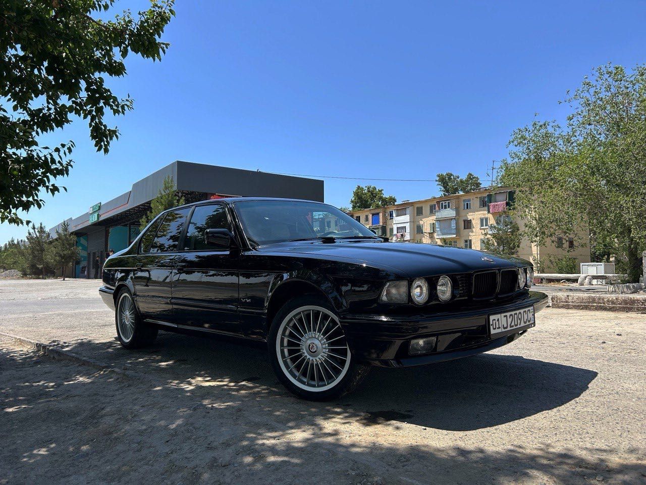Уникальный BMW E32 V12 в отличном состоянии
