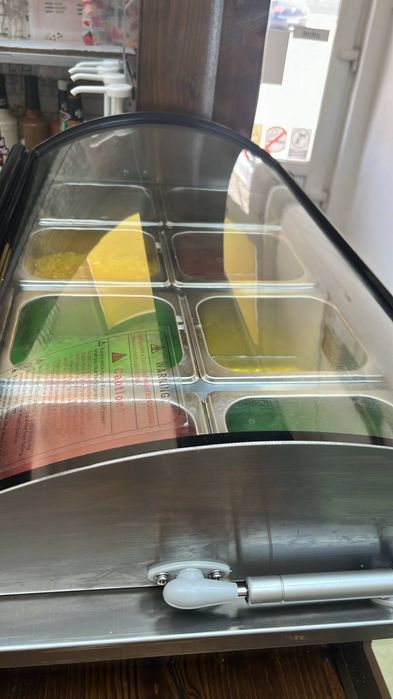 Vitrina frigorifica bubble tea. In stare foarte buna. Folosita 2 luni.