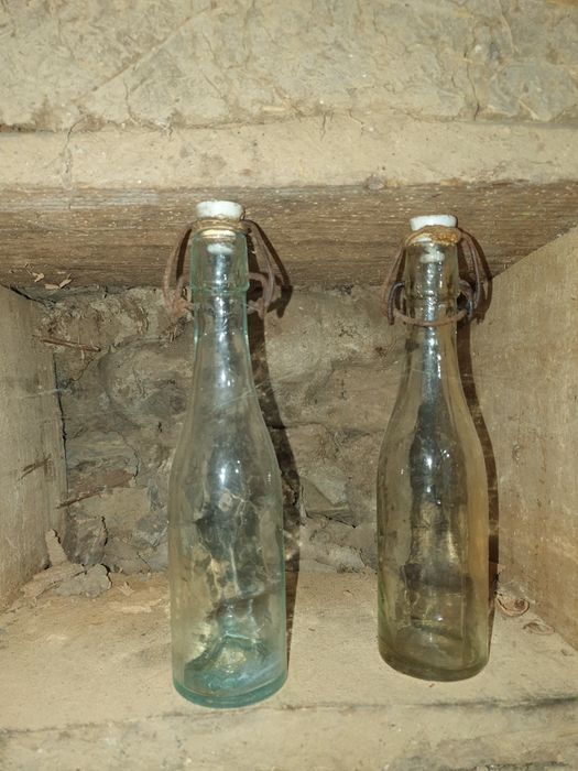 Две стари шишета