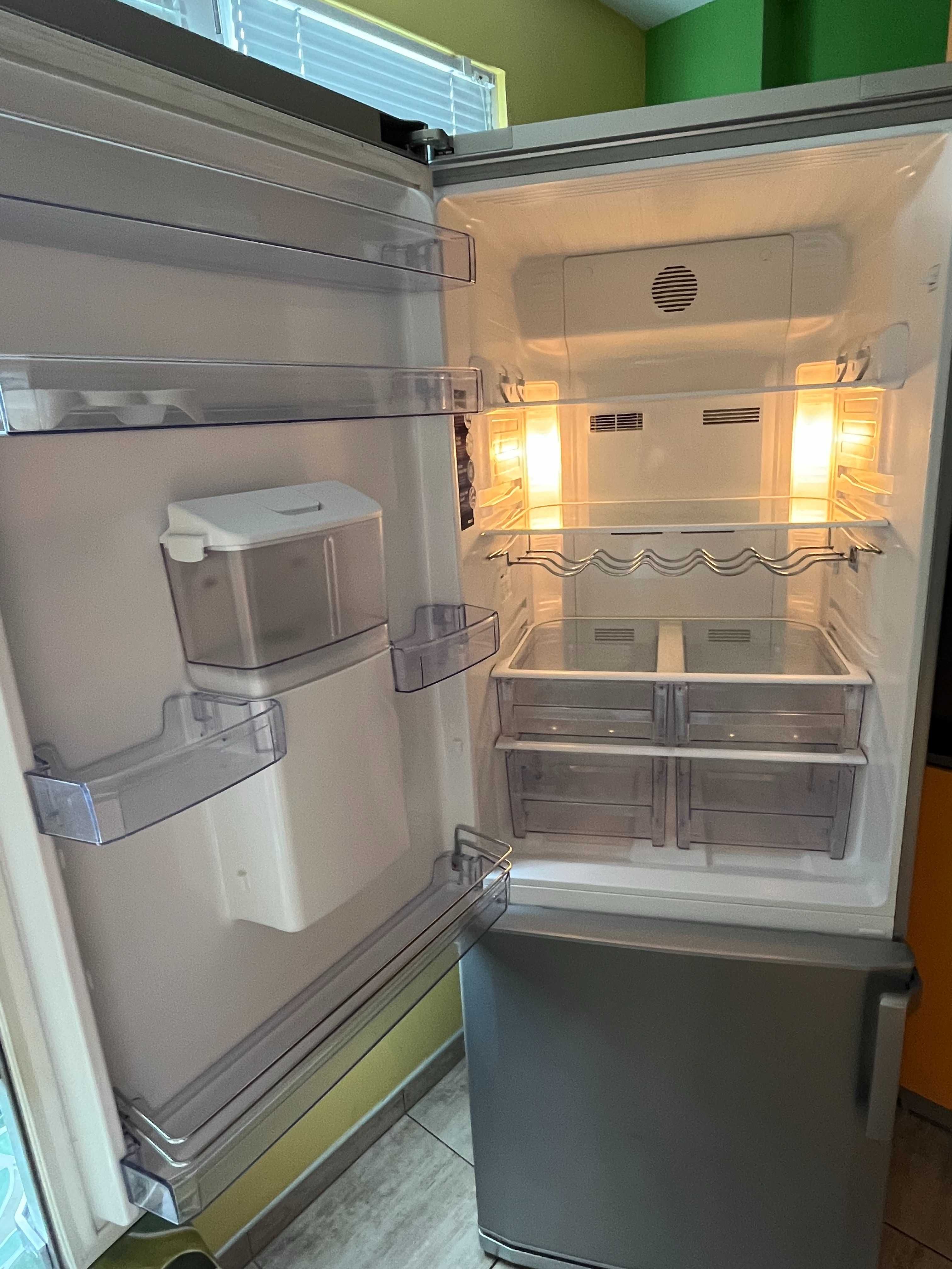 Хладилник с долен фризер BEKO сребрист 70см модел CN142220DS