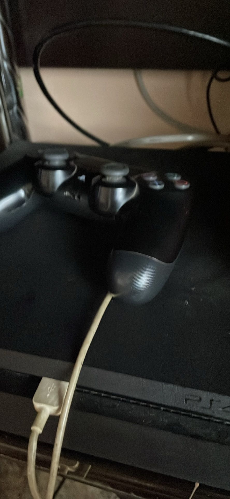 Продавам PS4  и джойстик и GTA5