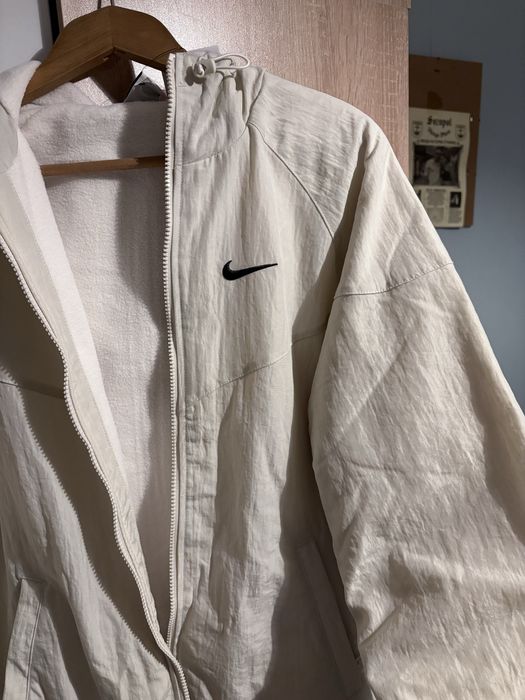 Яке тип ветровка Nike