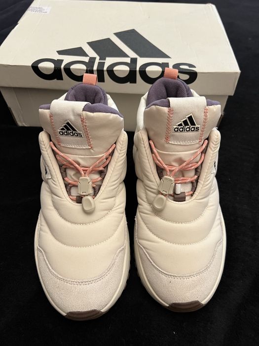 Зимни обувки adidas умалени отговарят на 37,5