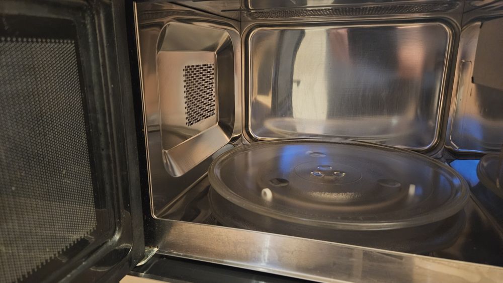 Иноксова микровълнова печка с грил за вграждане Eurolux