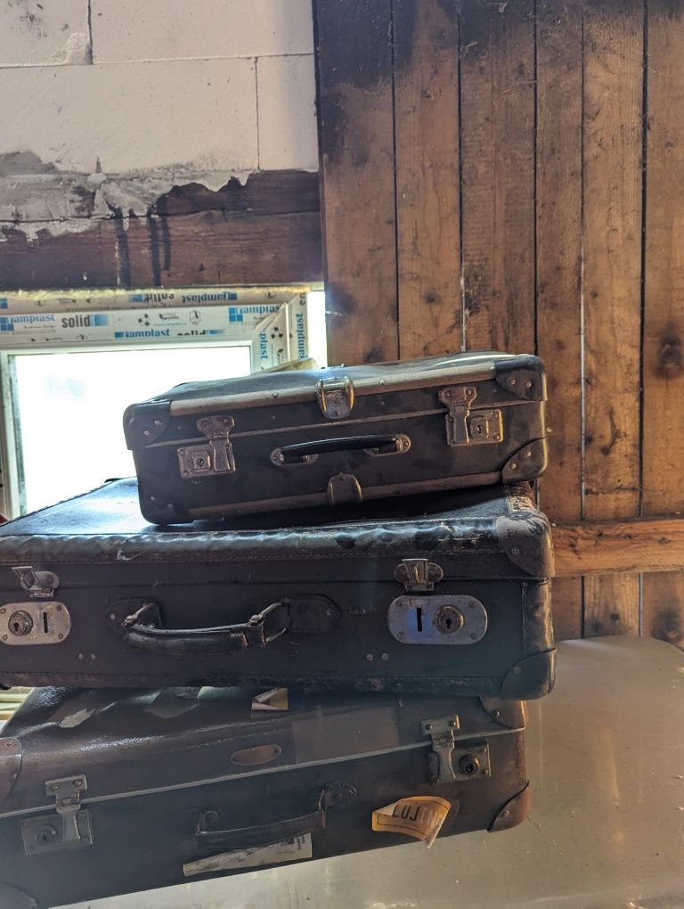 Vând trei valize vechi