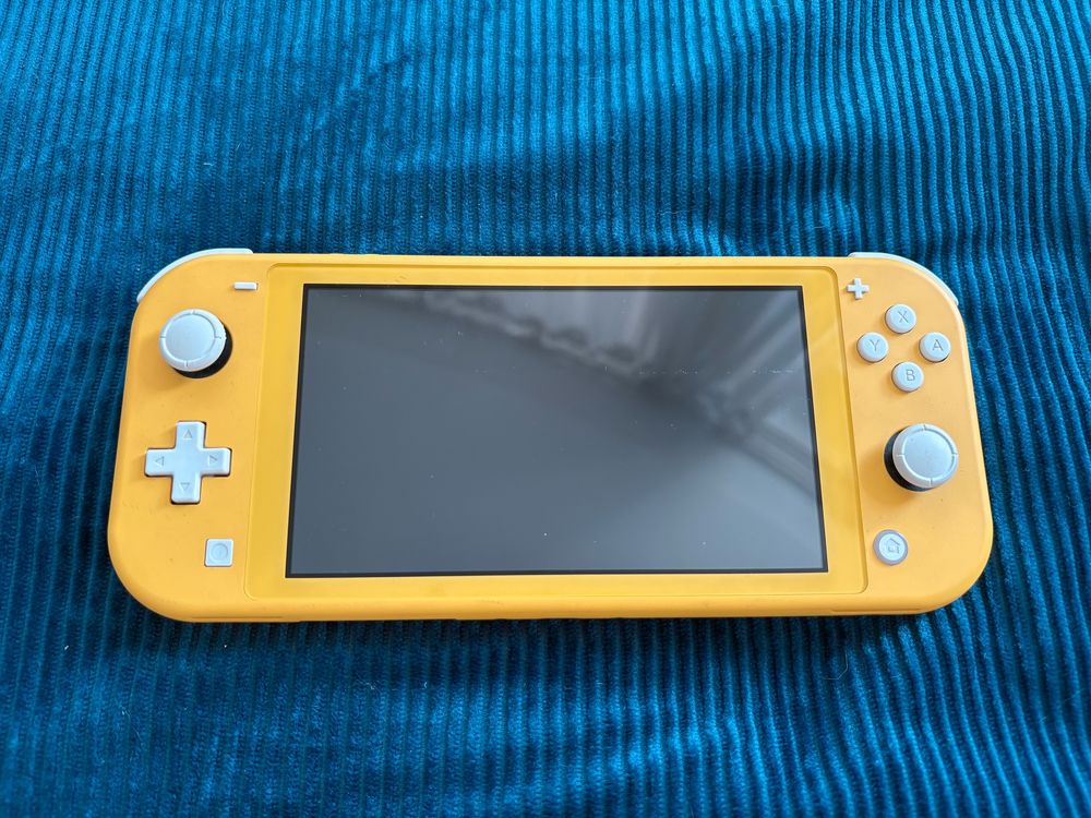 Nintendo Switch Lite + зарядно