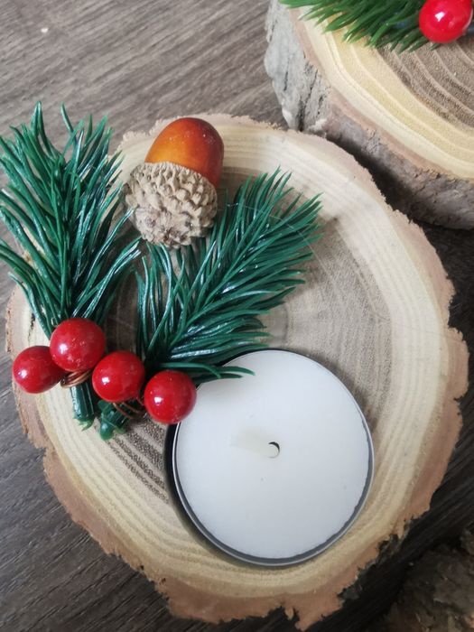 Коледни свещи с дървена подложка
