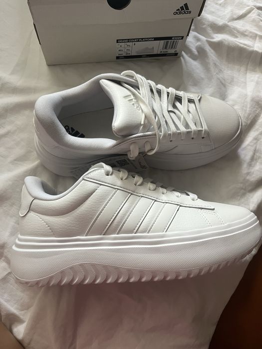 ЧИСТО НОВИ! Дамски кецове Адидас