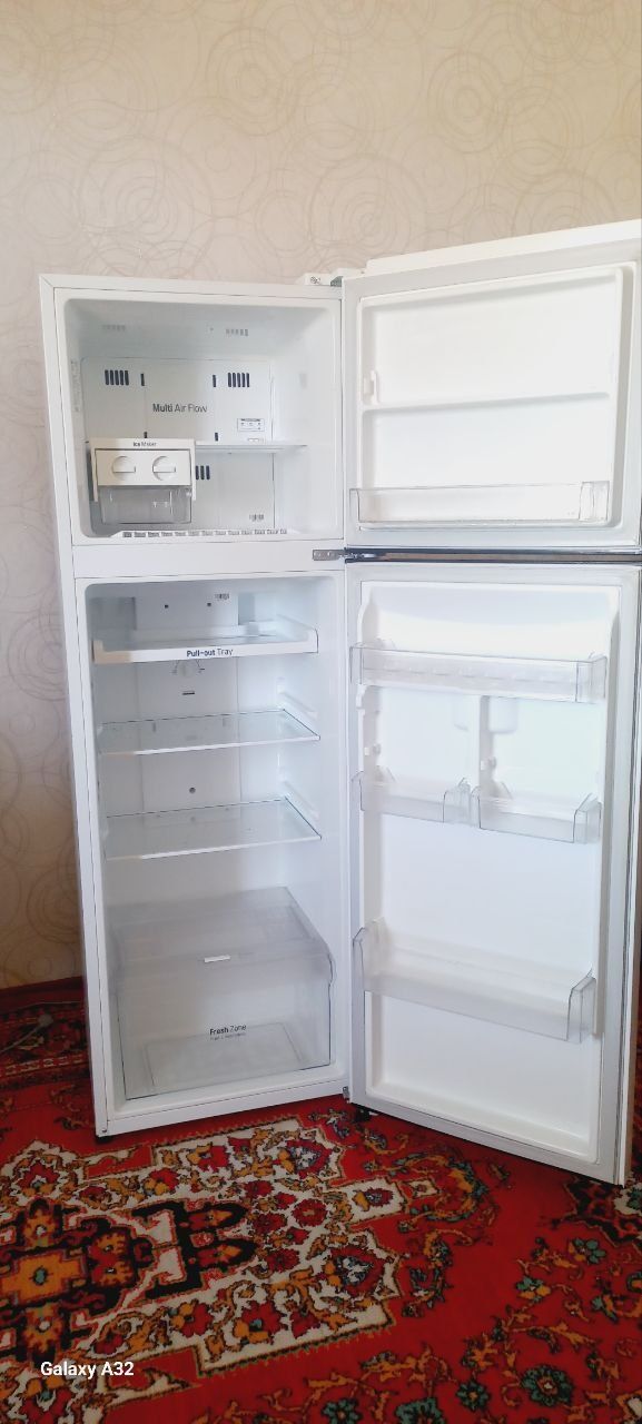 LG xолодилник сатылады.