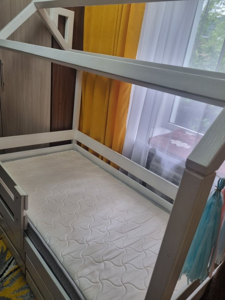 Продам  кровать детскую с матрасом
