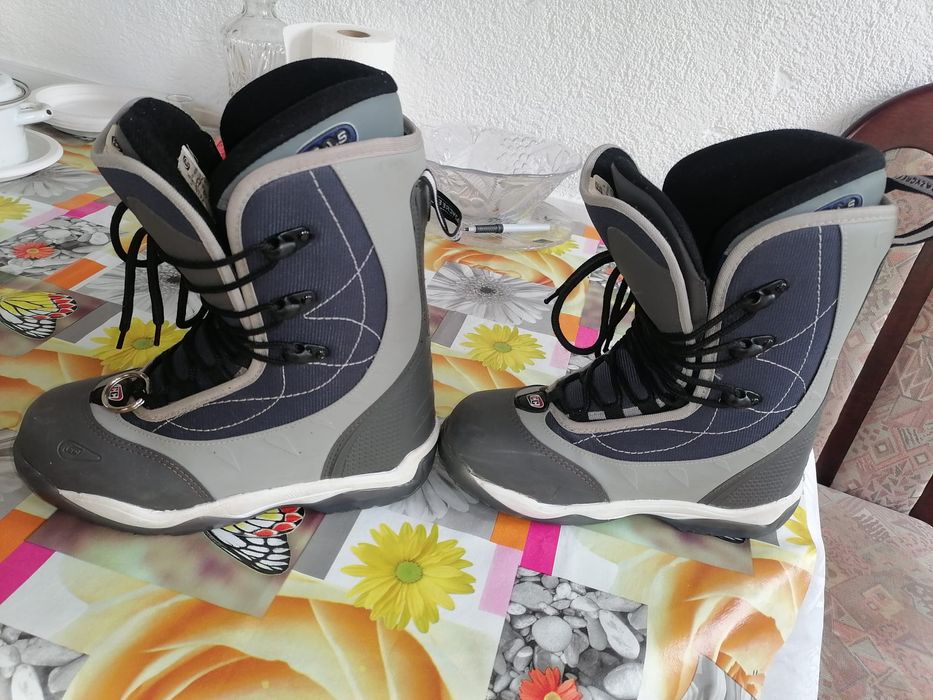 Vând set snowboard