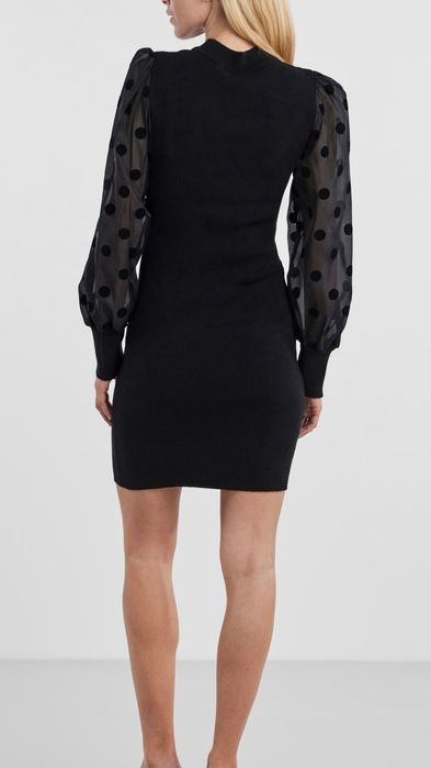 Плетена рокля с тюлени буфан ръкави на точки