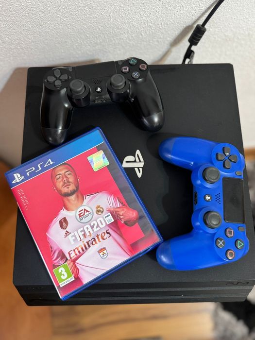 Ps4 pro de 1TB doua manete și un joc FIFA20