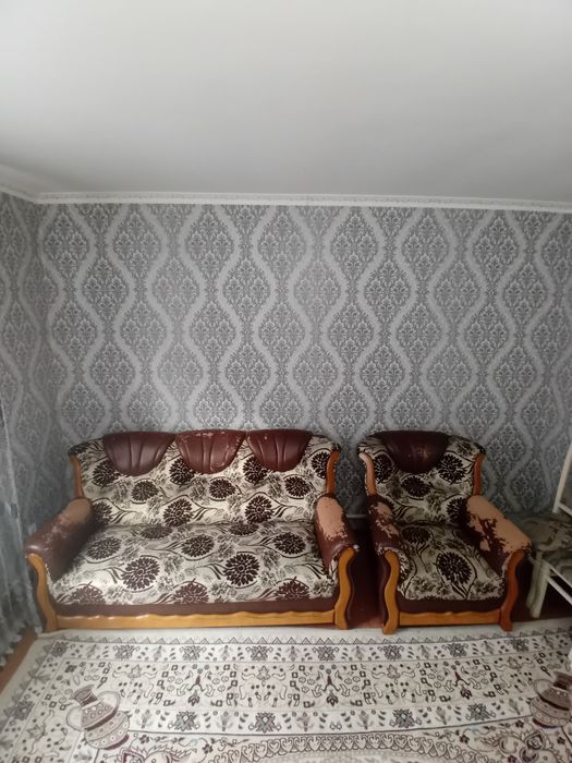 Продаёт диван и 2 кресла вместе