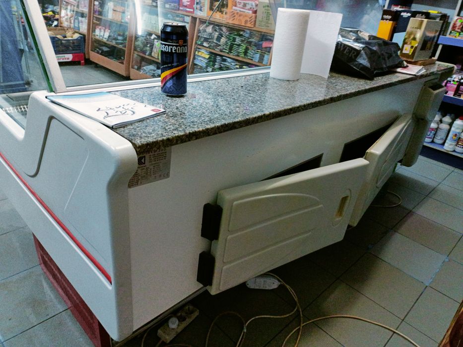 Vitrina mezeluri 2 metri