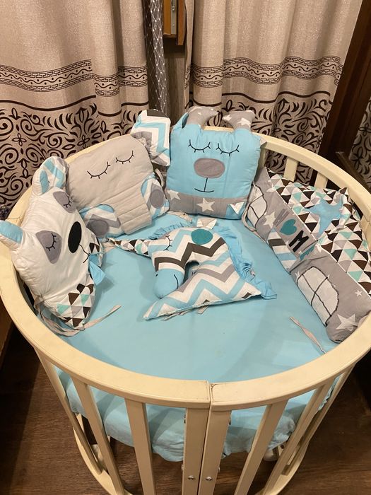 Комплект постельного белья и бортики для детской кроватки.