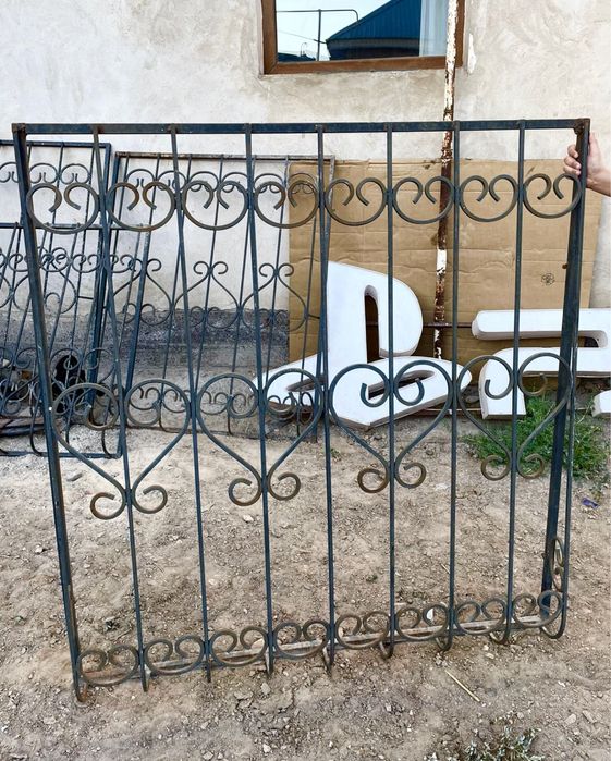 Металлический забор, решетка для окон, ограда