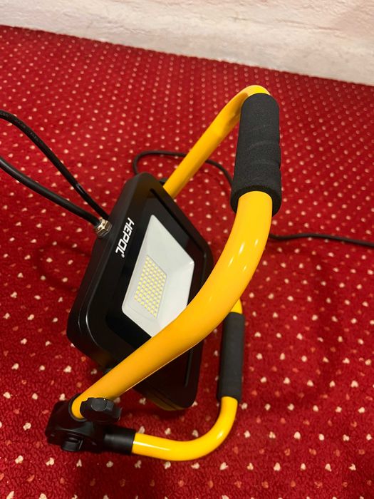 Lampa proiector LED cu suport reglabil si maner