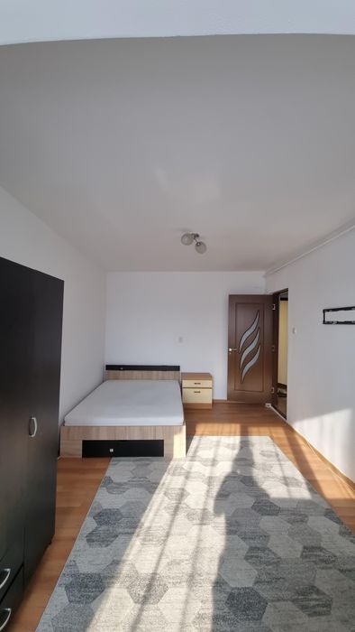 Închiriez garsonieră în bloc de apartamente