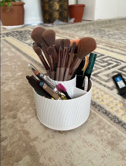 Suport rotativ pentru pensule și produse cosmetice