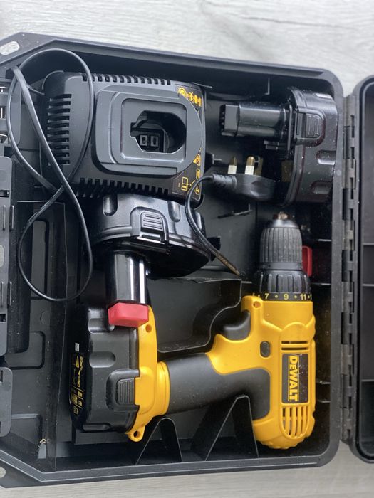 DEWALT bormasina 3 baterii si incarcator