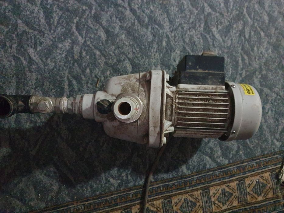 Водна помпа Хидрофор работеща.