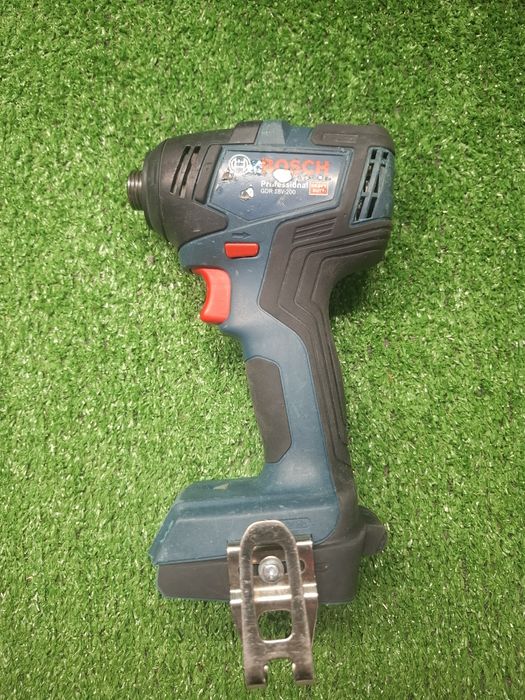 Безчетков импакт на Bosch GDR 18V-200 с 4 ампера батерия и зарядно