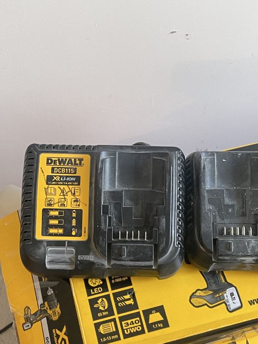 Bormasina deWALT+2 bateri 1x4.0 1x 5.0ah + 2 incarcatoare