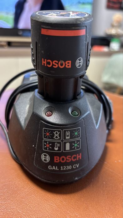 Vand incarcator si acumulator Bosch GAL1230CV