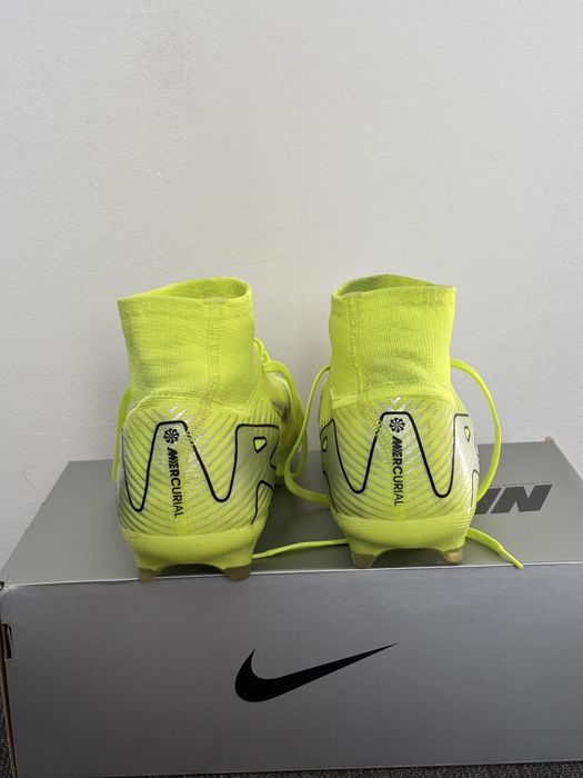Ghete de fotbal nike mercurial