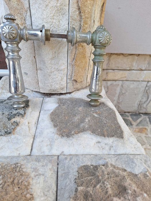 Много стари дръжки от брава от голяма порта.