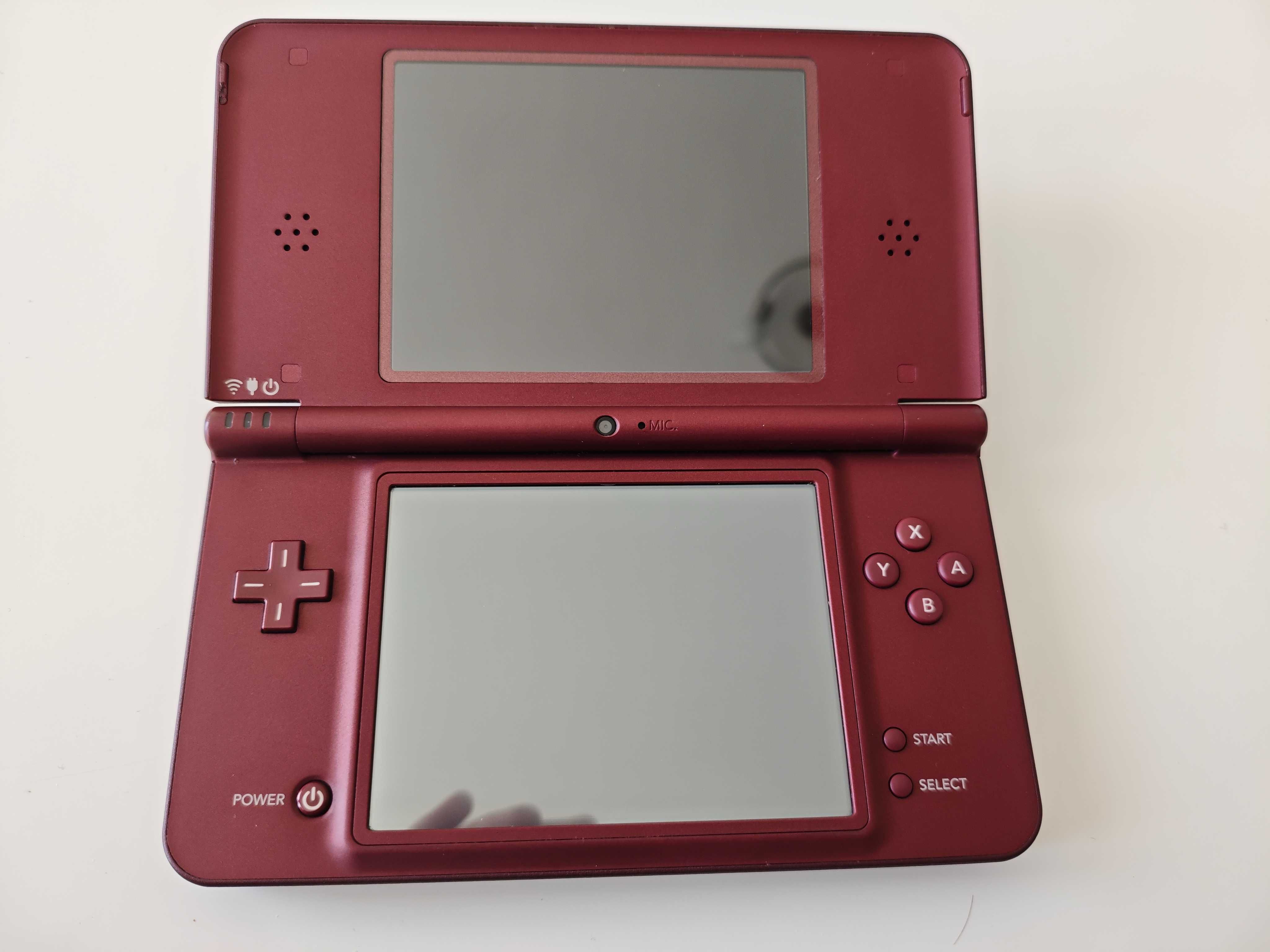 Продавам Nintendo DSi XL с качени много игри