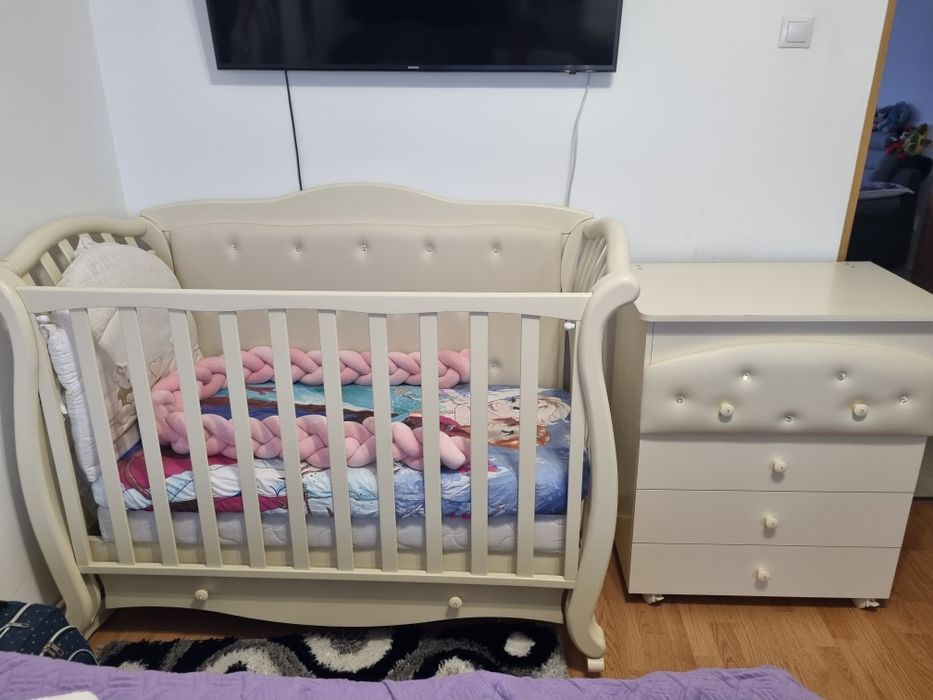 Vand patut tapitat cu cristale swarovski+comoda infasat+saltea