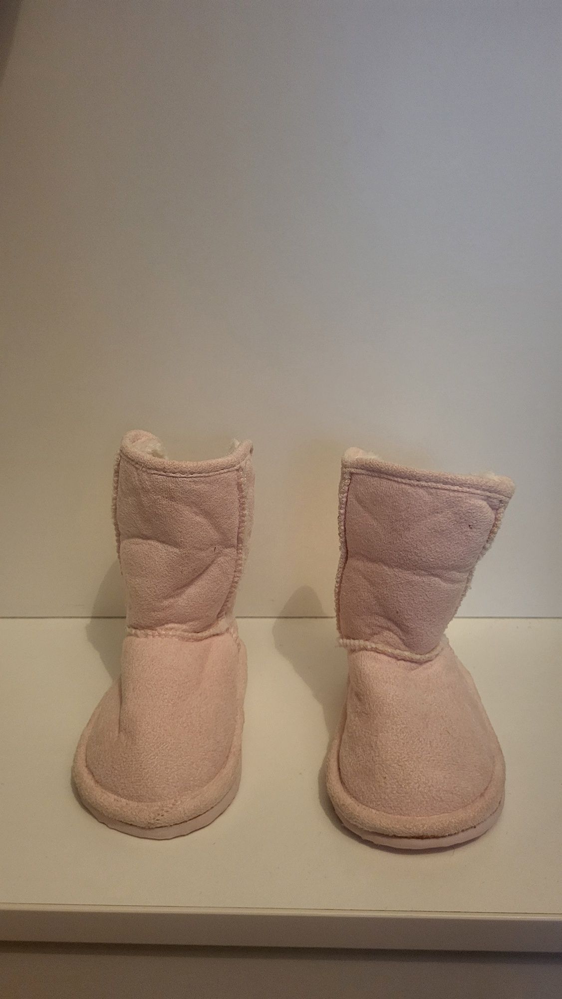 Vand UGG fetite in stare buna
Marimea 19.Pret 80 lei