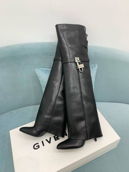 Ботуши различен бранд