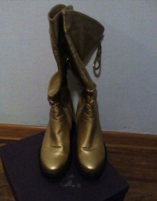 Сапоги золотистый и черного цвета 38