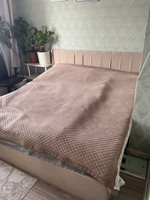 Продаю уютную двуспальную кровать в хорошем состоянии!