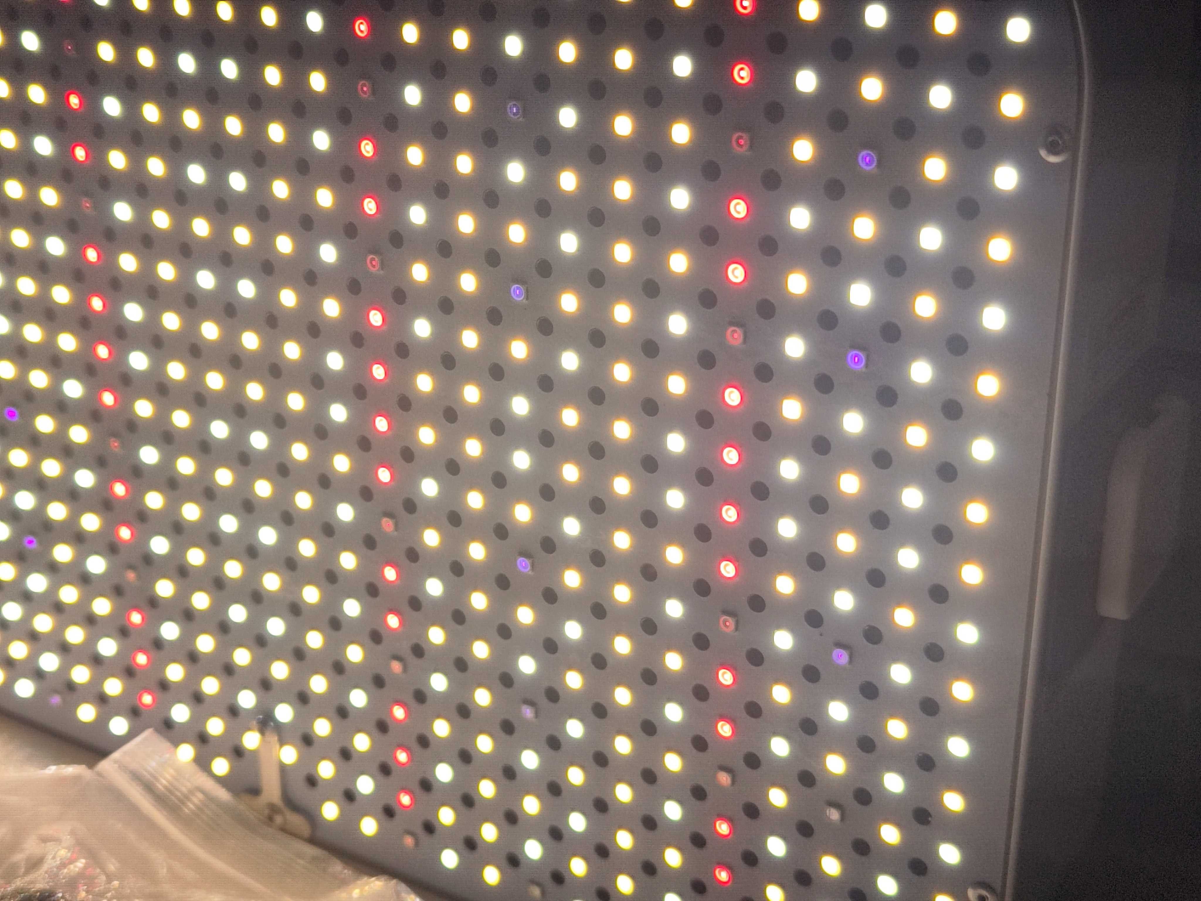 LED лампа за растения 1000W – пълен спектър, регулируема светлина
