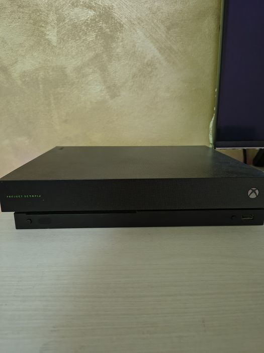 Xbox One X ( 4K ) Editie limitata 1TB + 2 Controllere