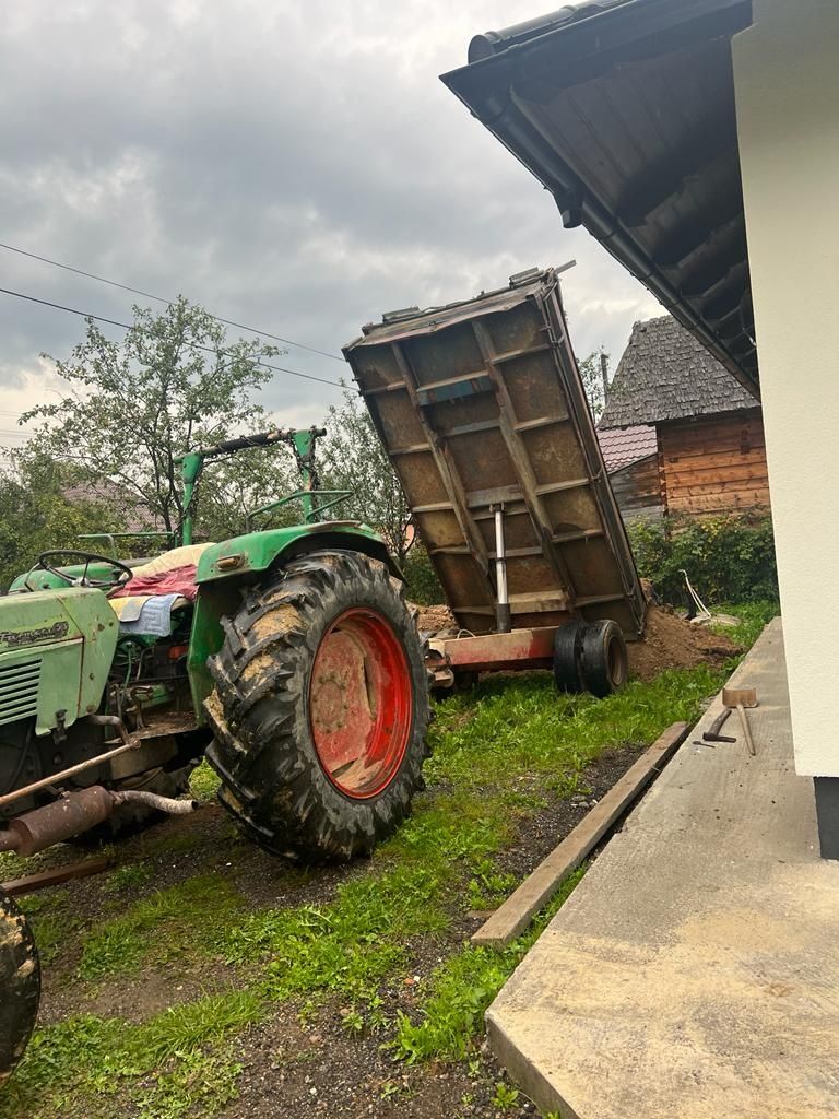 Tractor 65 cv și remorca basculabila