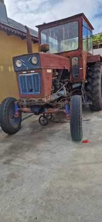 Tractor universal 650 cu utilaje